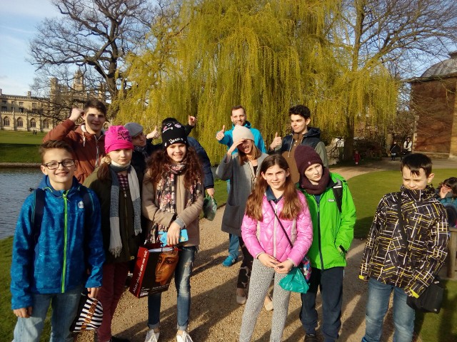 Uczniowie „Sokratesa”wybrali się też na spacer alejkami na terenie Trinity College, który położony jest nad rzeką Cam.