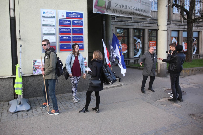 Antykoncepcja jest ok. Protest pod siedzibą PiS w Gdańsku i Gdyni [ZDJĘCIA]