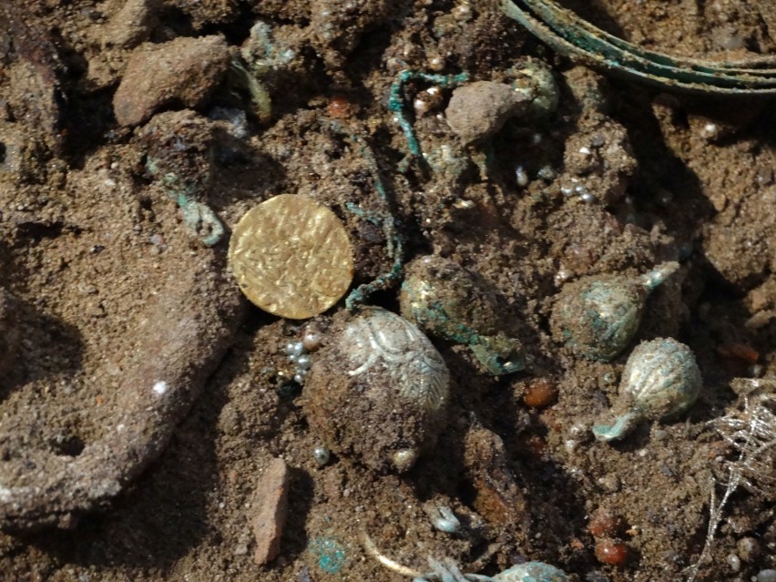 Sensacyjne znalezisko na Kujawskiej! Drogowcy znaleźli skarb! Teren badają archeolodzy. Zakończenie inwestycji oddala się w czasie! ZDJĘCIA