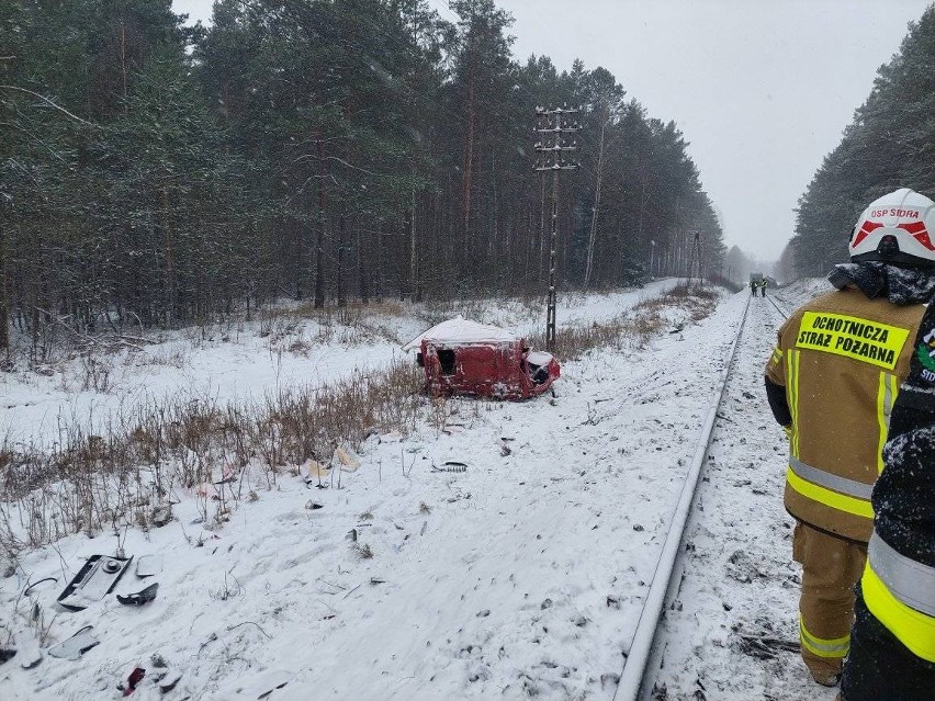 Śmiertelny wypadek w regionie. Samochód dostawczy zderzył się z szynobusem na niestrzeżonym przejeździe kolejowym