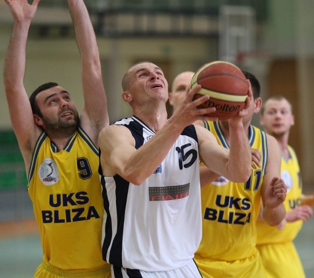 Dariusz Cywiński (biały strój), były gracz Energi Czarnych, występuje w barwach SSK Kobylnica. 
