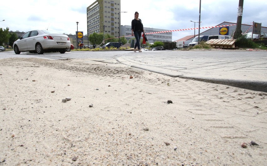 Niestety cały piasek z terenu sklepu trafił na ulicę, co...