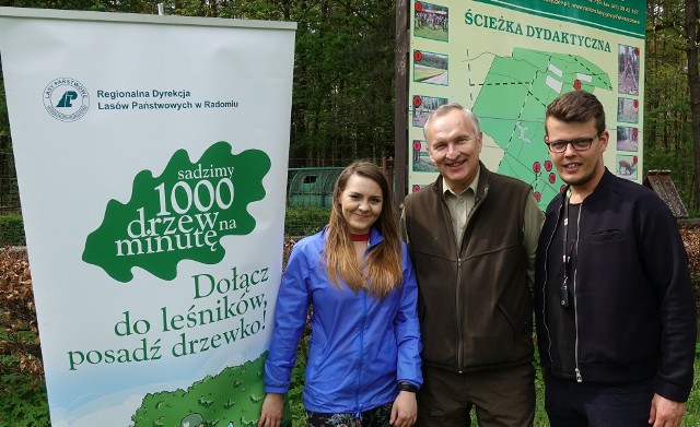 Nadleśniczy Artur Ratusznik z wolontariuszami Fundacji Jesteśmy Blisko: Marceliną Olczyk i Radosławem Klimasem.