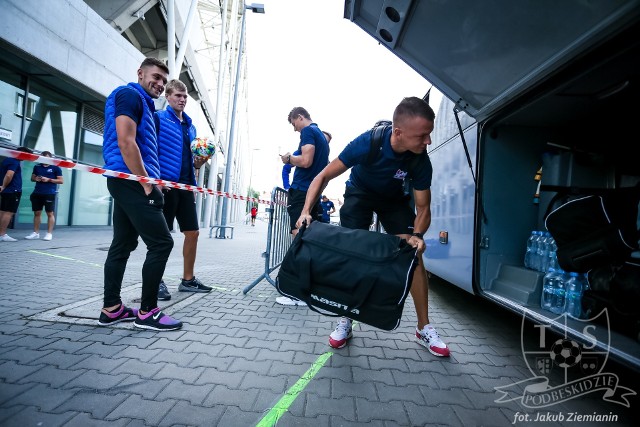 W piątkowe popołudnie piłkarze wyjechali spod Stadionu Miejskiego w podróż do Wielkopolski