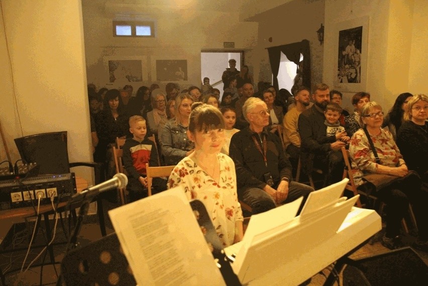 Wiosenny koncert sekcji wokalnej działającej w „Dworku na Długiej”. Zobacz zdjęcia