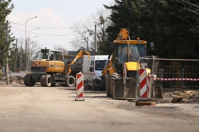 Na ulicy Pomorskiej trwają intensywne prace remontowe, teraz dojdzie do nich budowa podziemnej komory pod ul. Pomorską.