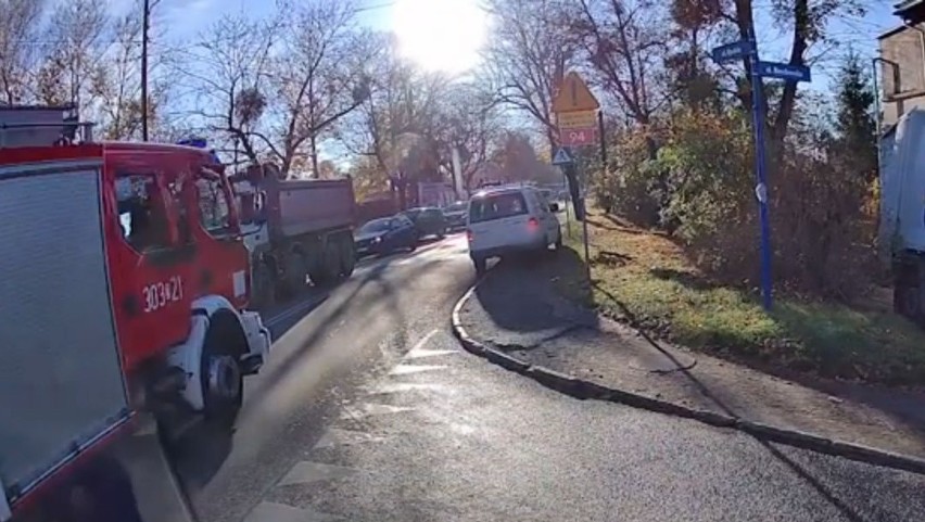 Kierowca blokuje straż pożarną na ulicy Opolskiej we Wrocławiu [NAGRANIE]