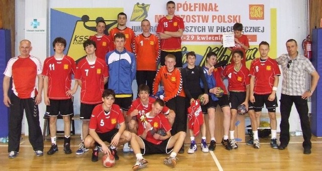 Drużyna juniorów młodszych KSSPR Końskie, która wywalczyła awans do finału mistrzostw Polski.