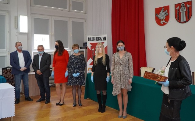 Nagrody pedagogom z okazji Dnia Edukacji Narodowej wręczył burmistrz Golubia-Dobrzynia Mariusz Piątkowski wraz z wiceburmistrz Różą Kopaczewską