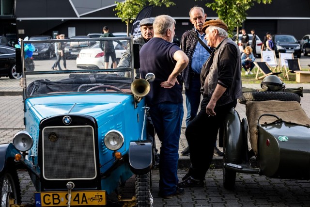 W środę, 9 sierpnia, miłośnicy motoryzacyjnych perełek ponownie spotkali się na parkingu usytułowanym przy lodowisku „Torbyd” oraz hali „Immobile Łuczniczka”-  na zlocie miłośników klasycznej motoryzacji. Jak zwykle nie zabrakło pięknych aut i motocykli oraz chętnych do ich podziwiania.