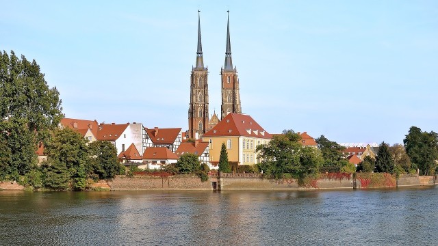 Wrocław to miasto piękne i bardzo filmowe - kręcą u nas filmowcy nawet z Hollywood! Nasze miasto słynie też z zachwycających plenerów, w których często grają aktorzy polskich seriali. Wiedzieliście, że te seriale nakręcono we Wrocławiu? Zobaczcie na kolejnych slajdach >>>