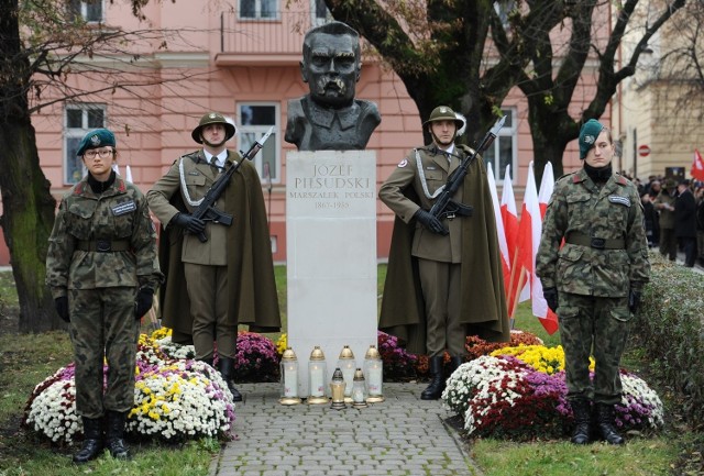 Trwa remont popiersia marszałka Józefa Piłsudskiego przy ul. Wodnej w Przemyślu. Pomnik zyska nowy, wyższy postument, a plac na którym stoi zostanie rozbudowany w kształcie Krzyża Virtuti Militari. - Sam krzyż będzie wykonany z granitu z liternictwem i elementami z brązu. Popiersie i plac mają być gotowe na obchody 100-lecia odzyskania niepodległości przez Polskę - powiedział Witold Wołczyk, rzecznik prasowy prezydenta Przemyśla.Całość prac pochłonie około 90 tys. zł.Zobacz także: Węgrzy odwiedzili na cmentarzu w Przemyślu groby swoich przodków poległych w czasie I wojny światowej