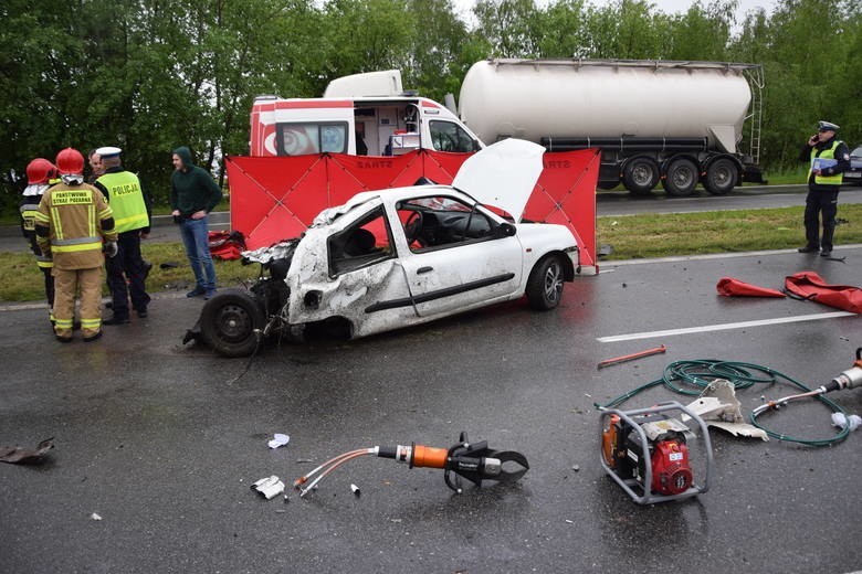 Tragiczny wypadek na Wisłostradzie w Tarnobrzegu. Nie żyje  roczne dziecko [ZDJĘCIA]