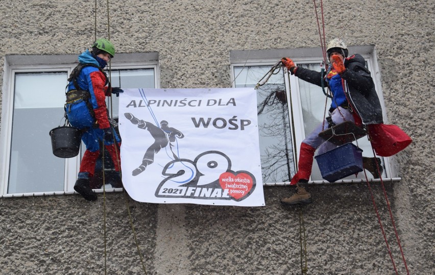 Alpiniści weszli na dach szpitala a potem zjechali na linach...