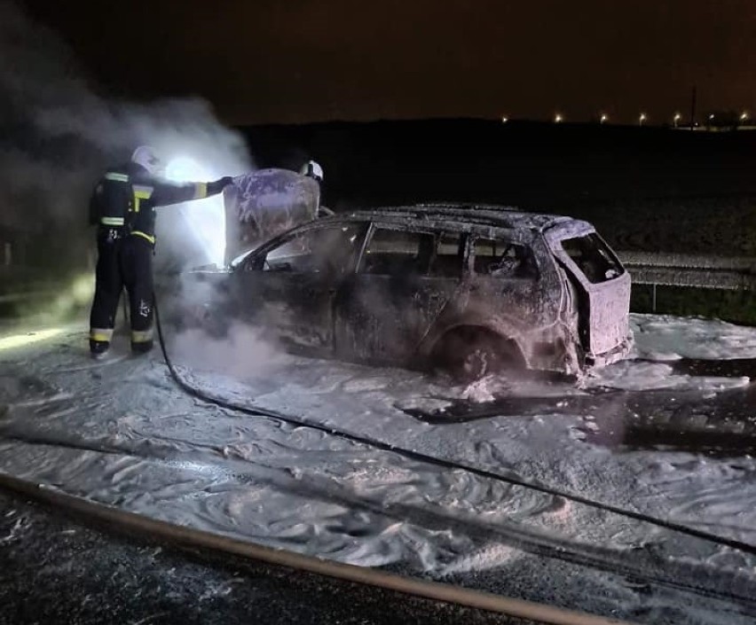 Pożar samochodu na S7 w Borkowie w niedzielę, 2.05.2021 r.