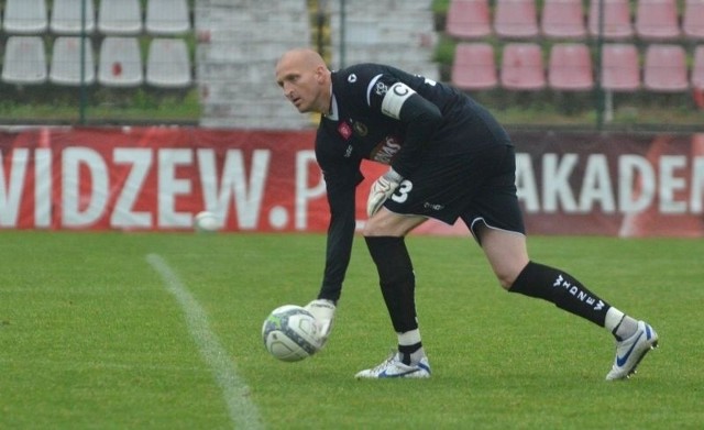 Maciej Mielcarz jest kapitanem i bramkarzem Widzewa.