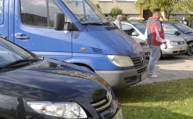 Samochody zastawiają drogę do szkoły SP nr 8 w Słupsku. 