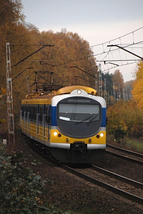 Ciągnik wjechał pod pociąg. Do szpitala trafiły trzy osoby.