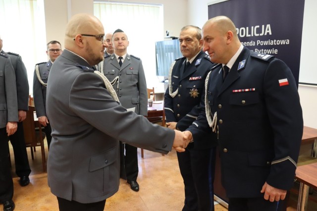 Dziś insp. Andrzej Borzyszkowski, komendant powiatowy policji w Bytowie powierzył obowiązki naczelnika Wydziału Prewencji Komendy Powiatowej Policji w Bytowie, mł. asp. Dawidowi Słomińskiemu.