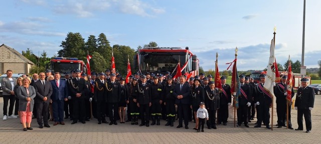 Strażacy z powiatu łomżyńskiego otrzymali nowy samochód ratowniczo-gaśniczy. W Piątnicy odbyło się uroczyste święcenie pojazdu.