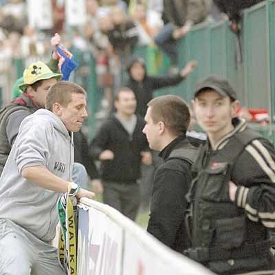 Ochroniarze pilnujący porządku podczas meczu z Polonią Bydgoszcz dali popis nieudolności. Tu jeden z nich nie chce nawet patrzeć na wandali przeskakujących bandę.