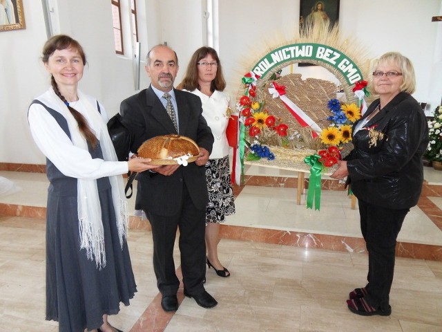 Maria Jaskulska, rolniczka ekologiczna ze wsi Drużyny (gm. Bobrowo) była starościną krajowych dożynek, zaś starostą - Ryszard Piasecki, piekarz z Torunia. Wieniec niosły Danuta Pilarska (z prawej) i Brygida Godek