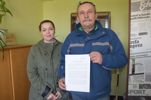 Agnieszka Nowak - Stachera i Krzysztof Brzeziński z grupy "Skarżyscy Patrioci" prezentują swoją petycję w sprawie ronda przy Kauflandzie.