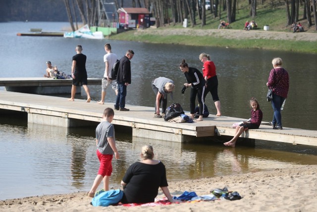 Ciepło i słonecznie w Szczecinie! Taka pogoda sprawia, że chętnie wypoczywamy na świeżym powietrzu. W sobotę sporo osób wybrało się nad Jezioro Głębokie. ZOBACZ TEŻ: Wieża widokowa w Ińsku otwarta!