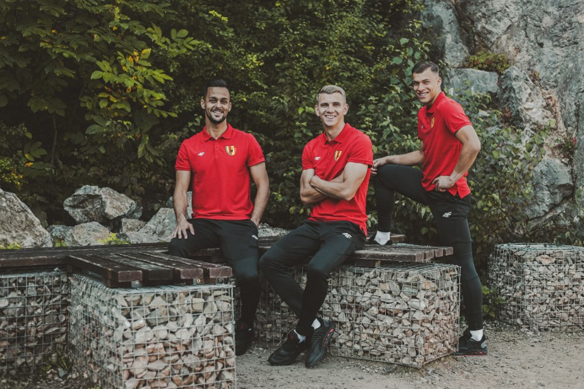 Piłkarze Korony Kielce ponownie w roli modeli. Filipe Oliveira, Adrian Danek i Marceli Zapytowski reklamują koszulki polo [ZDJĘCIA]