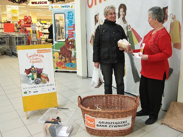 W grudziądzkim "Skwerze handlowym" Teresa Pizon ( z lewej) dary przekazała wolontariuszce Irenie Jahnc