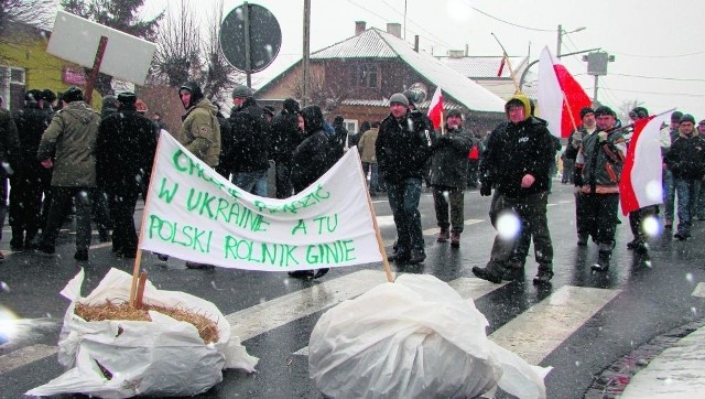 Protestujący rolnicy w Książu Wielkim domagali się godnych cen produktów żywnościowych