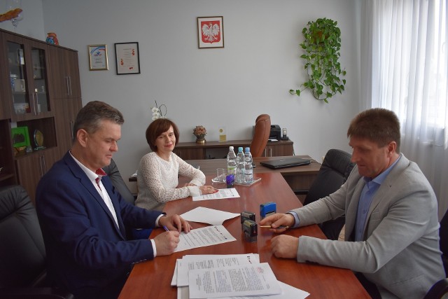 Umowę na wykonanie rewitalizacji Domu Kultury podpisuje burmistrz Sławomir Kowalczyk