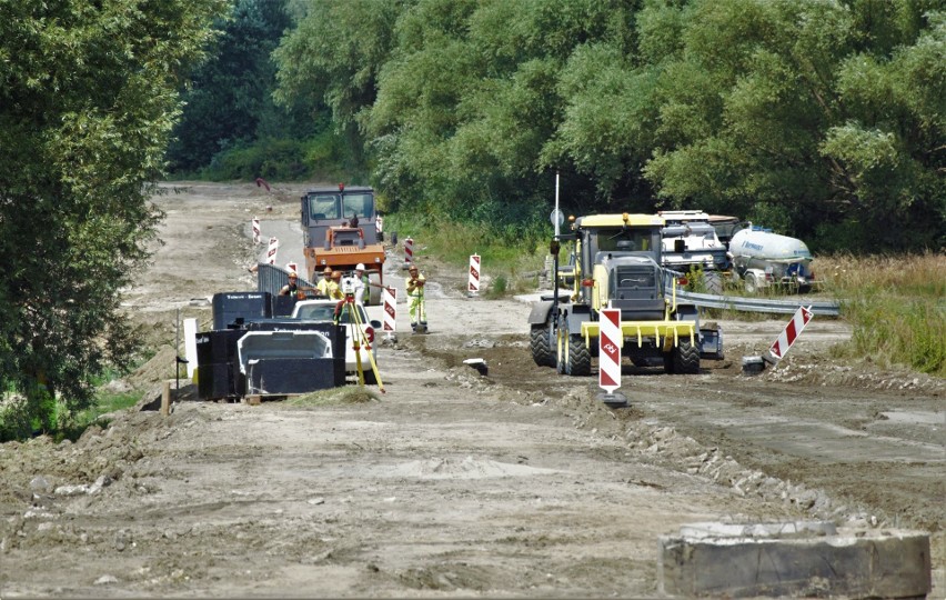 Postępują zmiany nad Jeziorem Tarnobrzeskim. Co dzieje się na placu budowy? [ZDJĘCIA]