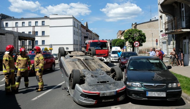 Zderzenie samochodów i dachowanie w Chojnicach we wtorek, 8.06.2021 r.