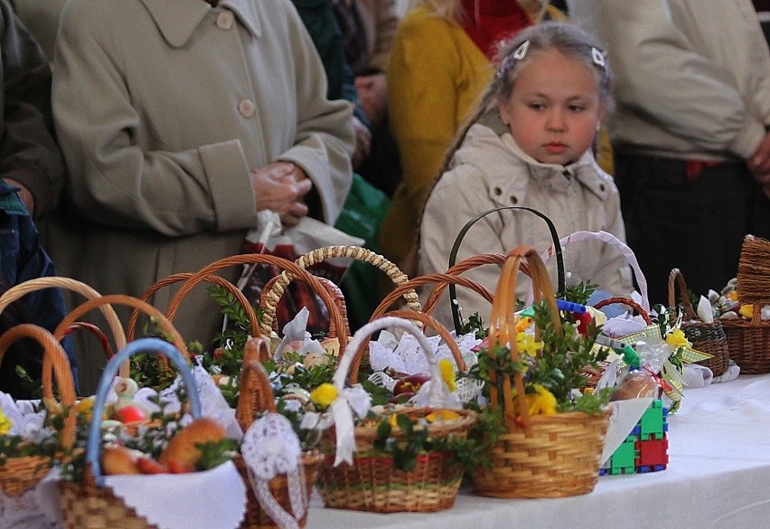 Co włożyć do koszyka wielkanocnego. Koszyk wielkanocny na...