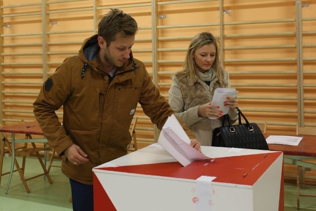 Sylwia i Marek Partykowie oddają głosy w wyborach samorządowych