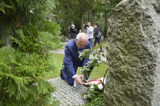 Cmentarz w Gorzowie: wojewoda Władysław Dajczak oddaje hołd ofiarom wojny