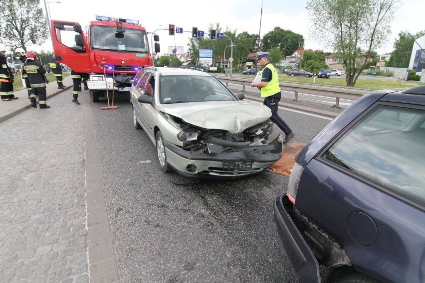 Wypadek pod Wrocławiem. Zderzyły się trzy samochody, 3 osoby są ranne (ZDJĘCIA)