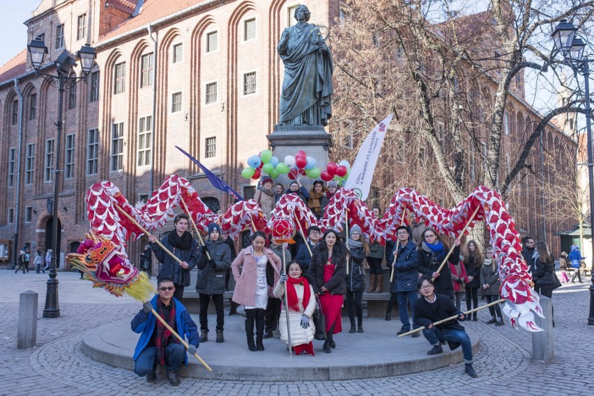 Parada z okazji chińskiego Nowego Roku na toruńskiej starówce