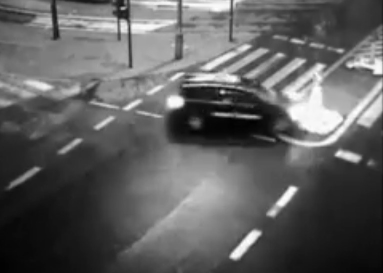 Kierowcy w Krakowie "znęcają się" nad pylonem