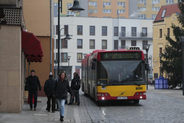 Po remoncie ulicą Krzywoustego jeżdżą tylko autobusy miejskie. Według mieszkańców - jeżdżą zbyt szybko, dlatego z deptaku nici