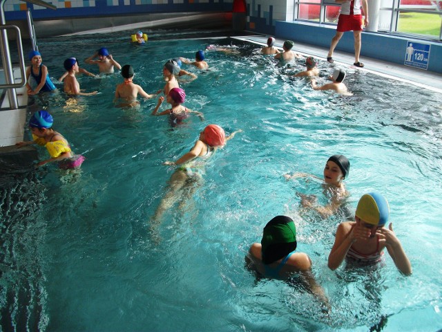 Dzieci z gminy Odrzywół nadal będą miały zajęcia nauki pływania.