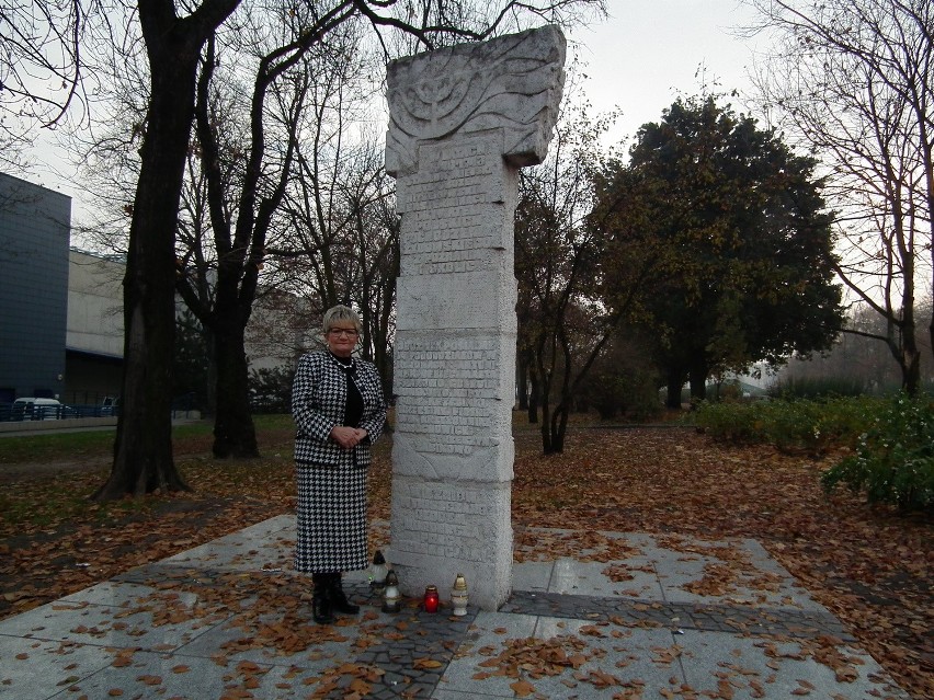 Alicja Kobus uważa, że obelisk na skwerze znajdującym się...