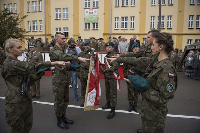 Toruń. Przysięga wojskowa elewów służby przygotowawczej do NSR 