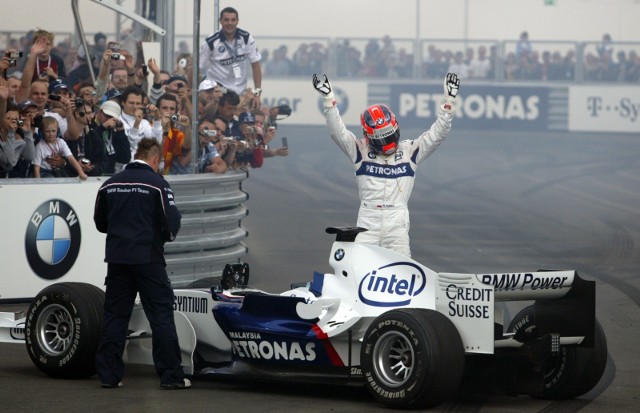 14.06.2008 warszawa bmw sauber pit line park 2008 na plycie lotniska bemowo nz robert kubica sport f1 formula 1 samochod dziecko pokaz baczek palenie gumy fot mateusz wroblewski/polskapresse