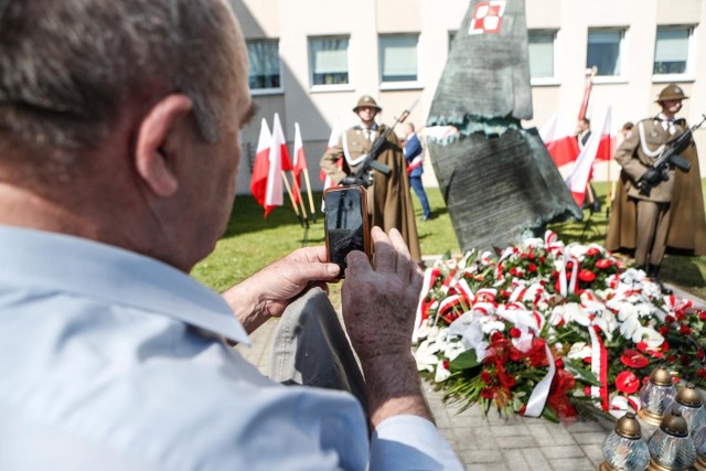 W Rzeszowie pamięć ofiar uczczono przed pomnikiem poświęconym ofiarom katastrofy smoleńskiej.