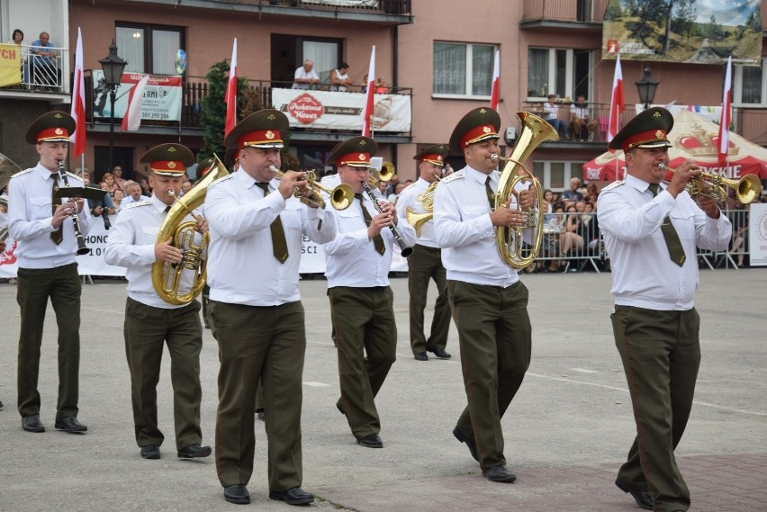 Parada i tańce instrumentalistów w Skale. Festiwal Orkiestr Wojskowych i Dętych