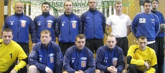 Piłkarze ostrołęckiej Trójki przed meczem z MUKS Legionowo na obiektach Warszawianki.