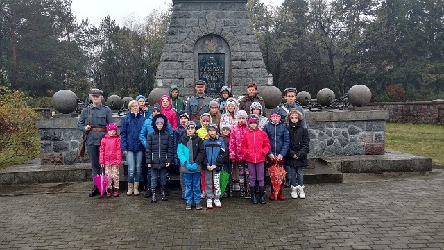 Uczniowie odwiedzili m.in. Mauzoleum Legionistów w Żytkowicach.