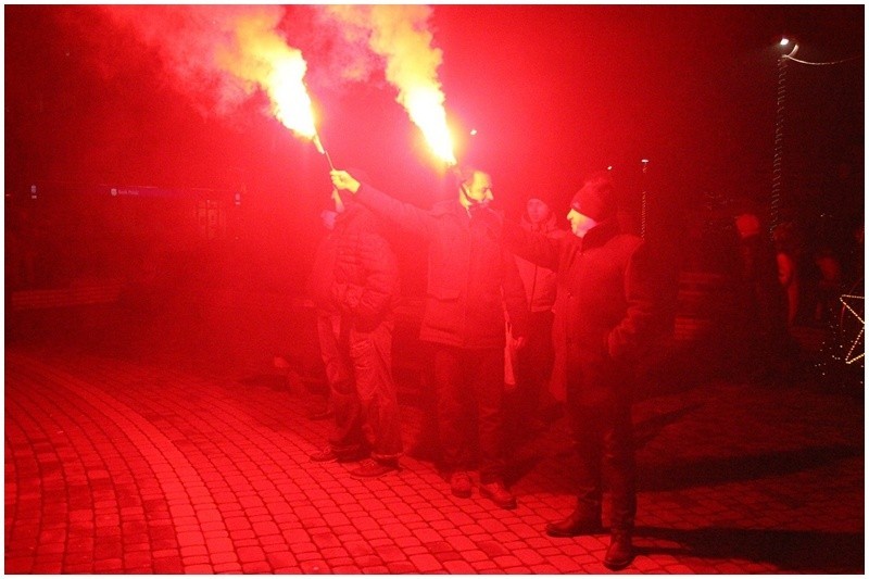 Z muzyką, tańcem i wystrzałami korków od szampana Mońki...